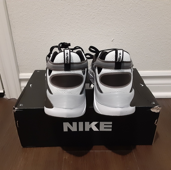 Nike - Picture 3 of 4